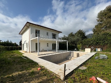 Foto Villa unifamiliare a Pietrasanta di 200 m² con 8 locali in vendita