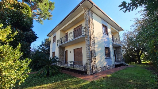 Foto Villa unifamiliare a Pietrasanta di 200 m² con 9 locali in vendita