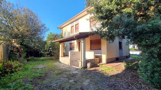 Foto Villa unifamiliare a Pietrasanta di 200 m² con 9 locali in vendita
