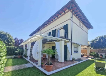 Foto Villa bifamiliare a Pietrasanta di 150 m² con 6 locali in affitto