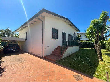 Foto Villa unifamiliare a Pietrasanta di 190 m² con 9 locali in vendita