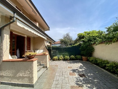Foto Villa unifamiliare a Pietrasanta di 150 m² con 7 locali in vendita