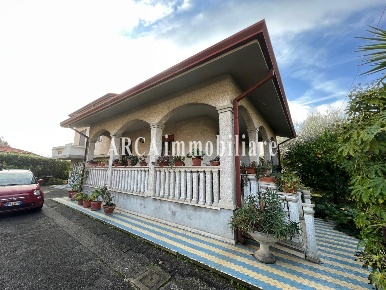 Foto Villa unifamiliare a Pietrasanta di 200 m² con 9 locali in vendita