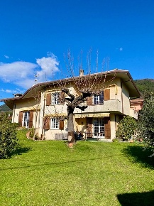 Foto Casa indipendente a Pietrasanta di 320 m² con 7 locali in vendita