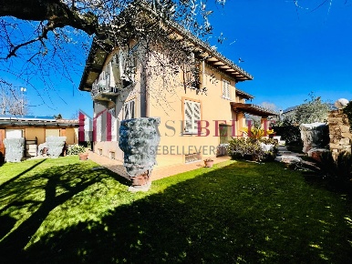 Foto Villa unifamiliare a Pietrasanta di 300 m² con 7 locali in vendita