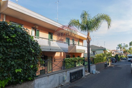 Foto Villa a schiera in Via Vampolieri, Aci Catena Vambolieri di 180 m²