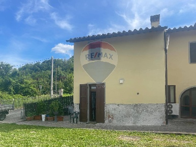 Foto Appartamento in Via Marconi, Montevarchi Città di 84 m² con 3 locali