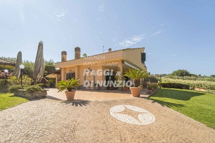 Foto Villa unifamiliare in Via di Salé 31, Frascati di 400 m² in vendita