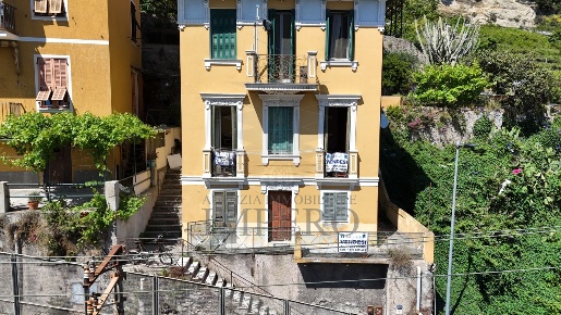 Foto Villa bifamiliare in Via Madonna delle Virtú 10, Ventimiglia di 100 m²