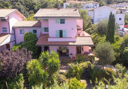Foto Villa bifamiliare in Via del Pino, Livorno di 245 m² con 8 locali