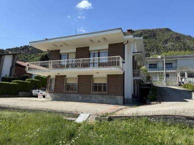 Foto Villa singola in Via Alessandro Manzoni, Piossasco di 226 m²
