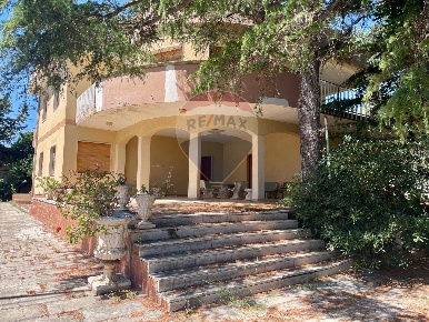 Foto Villa singola a Giovinazzo di 494 m² con 13 locali in vendita