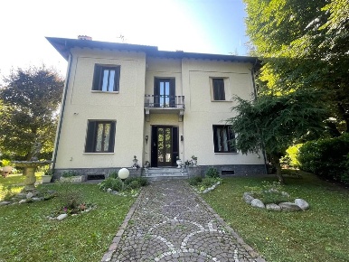 Foto Villa unifamiliare a Cusano Milanino di 540 m² con 8 locali in vendita