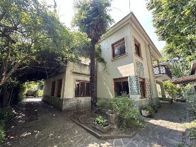 Foto Villa unifamiliare in VIALE DEI TIGLI, Cusano Milanino di 386 m²