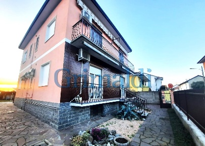Foto Villa bifamiliare in Via Casnati 0, Corbetta di 200 m² con 5 locali