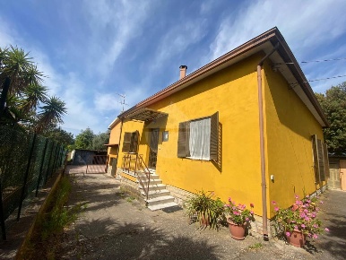 Foto Villa unifamiliare in Via Virilassi, Minturno di 200 m² con 8 locali