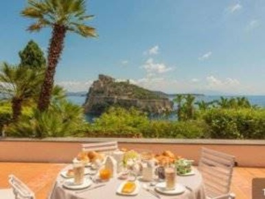 Foto Villa unifamiliare a Ischia Centro di 170 m² con 5 locali in affitto