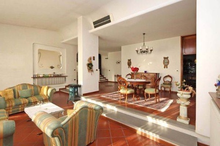 Foto Villa unifamiliare a Montecatini-Terme di 480 m² con 16 locali
