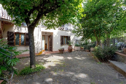 Foto Appartamento in via 25 aprile, Signa Centro di 230 m² con 8 locali