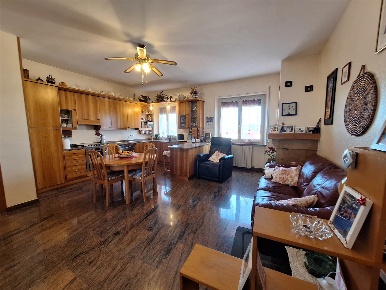 Foto Villa bifamiliare a Tolentino di 190 m² con 9 locali in vendita