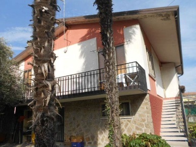 Foto Villa unifamiliare a Adria Centro di 300 m² con 12 locali in vendita