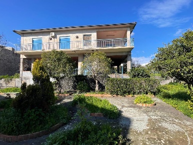 Foto Villa unifamiliare a Tremestieri Etneo Centro di 240 m² con 5 locali