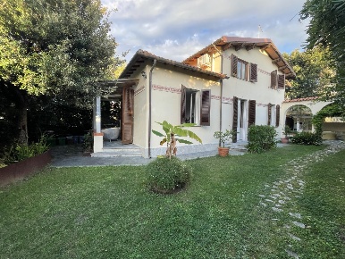 Foto Villa unifamiliare in Via San Giovanni Bosco, Pietrasanta di 200 m²