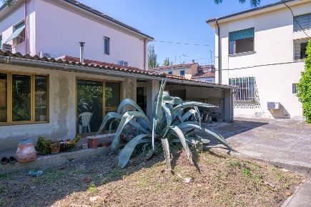 Foto Villa unifamiliare a Cascina Semicentro di 320 m² con 10 locali