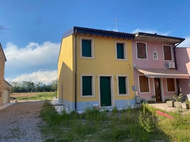 Foto Villa a schiera in STRADA DELLA CORTE BASSA 28, Verona di 145 m²