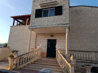 Foto Villa unifamiliare a Bitonto di 385 m² con 6 locali in vendita