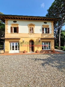 Foto Villa unifamiliare in Via del Pino, Livorno di 250 m² con 8 locali