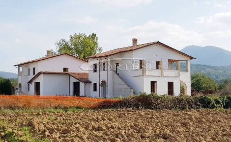 Foto Villa bifamiliare a Umbertide di 200 m² con 8 locali in vendita