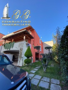 Foto Villa unifamiliare a Lusciano di 300 m² in vendita