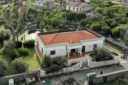 Foto Villa unifamiliare in Aci Sant'Antonio - Via Spirito santo, di 500 m²