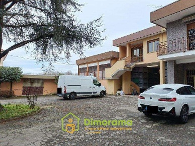 Foto Appartamento in Via Agusta 112, Samarate Centro di 100 m² con 5 locali