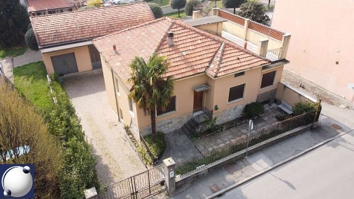Foto Villa unifamiliare in Via Diaz, Erba Centro di 476 m² con 5 locali