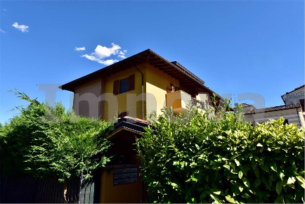 Foto Appartamento in Via Lamarmora 8, Lentate sul Seveso Centro di 180 m²