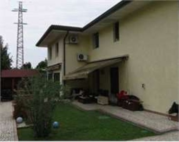 Foto Villa unifamiliare in Via Veronese, Dolo Centro di 216 m² con 8 locali