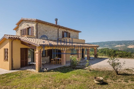 Foto Villa unifamiliare in Vasciano, Todi di 300 m² con 8 locali in vendita