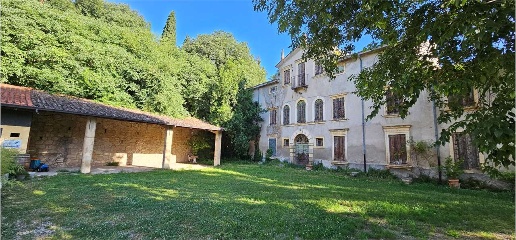 Foto Appartamento a San Martino Buon Albergo di 500 m² con 10 locali