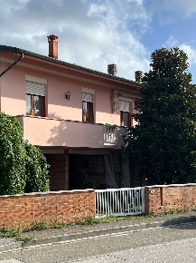 Foto Casa indipendente a Ponsacco Centro di 190 m² con 8 locali in vendita