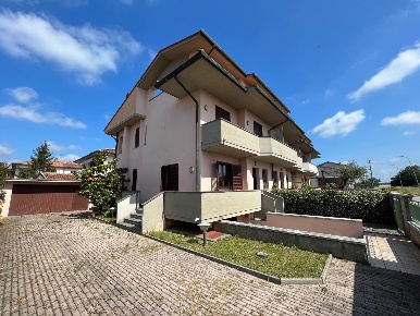 Foto Villa a schiera a Ponsacco Centro di 250 m² con 10 locali in vendita