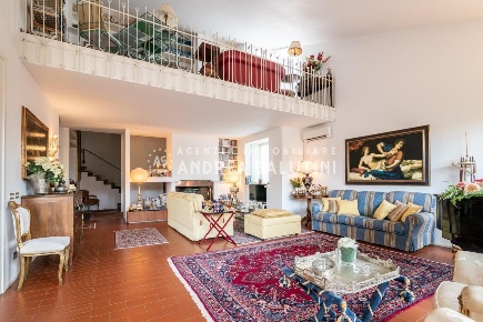 Foto Villa unifamiliare a Ponsacco Centro di 430 m² con 8 locali in vendita