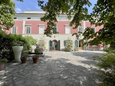 Foto Villa unifamiliare a Ponsacco Centro di 350 m² con 32 locali