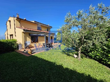 Foto Appartamento a Reggello di 153 m² con 7 locali in vendita