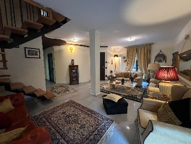Foto Villa unifamiliare a Mortara Centro di 225 m² con 6 locali in vendita