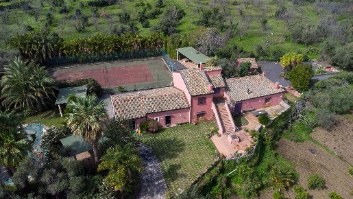 Foto Villa unifamiliare a Aci Sant'Antonio di 600 m² con 14 locali