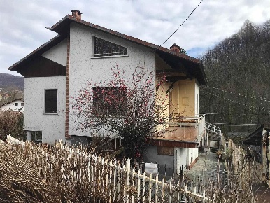 Foto Villa unifamiliare a Giaveno Pontepietra di 280 m² con 10 locali