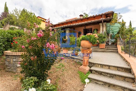 Foto Villa unifamiliare a Reggello Centro di 300 m² con 8 locali in vendita