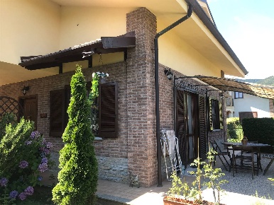 Foto Villa unifamiliare in via boccaccio 10, Giaveno di 130 m² con 5 locali